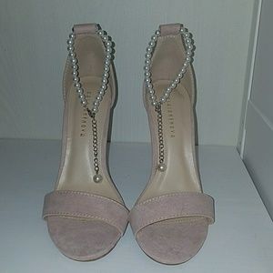 🛍💕 Pearl Strap Heels